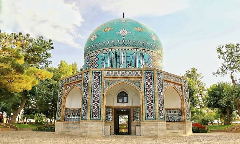 در اين هفت قرنى كه از روزگار حيات او مى‌گذرد، مجموعه‌ی گوناگونى از شعرهاى سست و بيمارگونه به نام او بر‌ساخته شده است