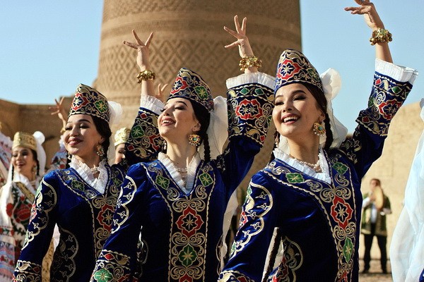 آن ها باید حقوق، فرصت‌ها و نمایندگی را برای همه جوامع تضمین کنند