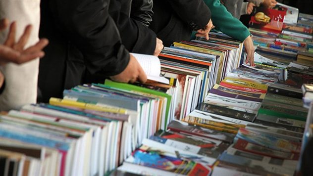 کتابخوان ها برای خرید کتاب عاشقانه هجوم می برند!