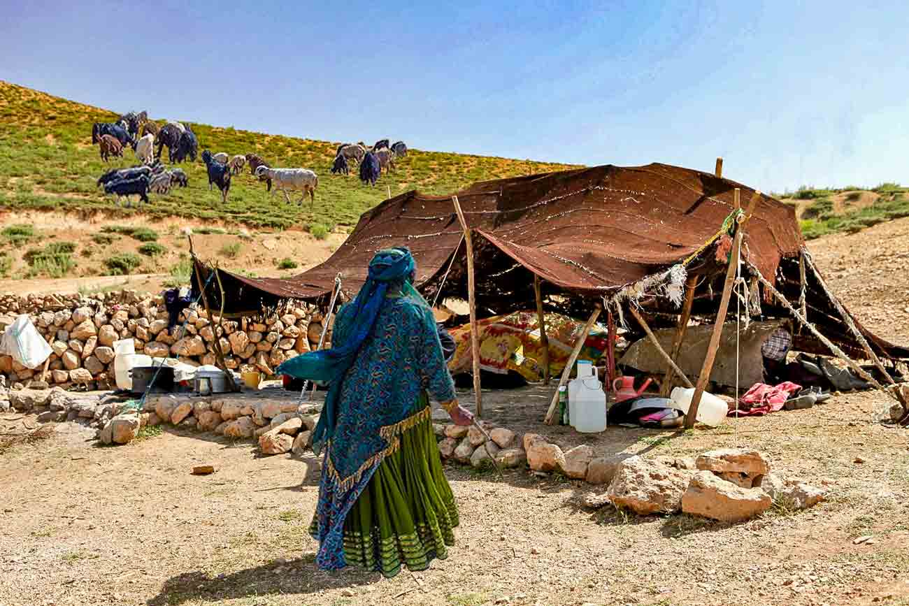 سنت دیرینه شعر، موسیقی و صنایع دستی دارند.